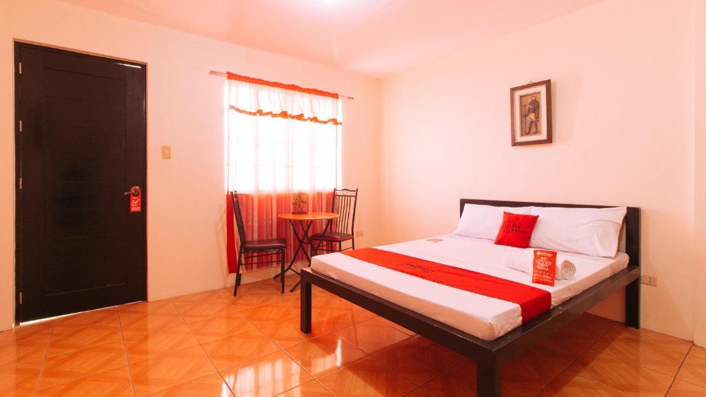 Postel nebo postele na pokoji v ubytování RedDoorz @ FDB Homes Nueva Ecija