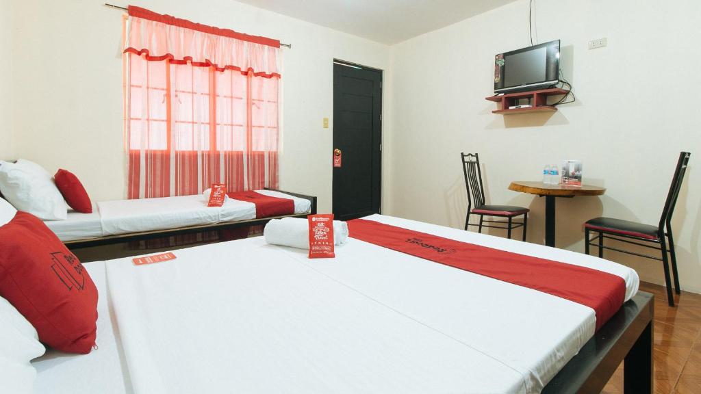 Postel nebo postele na pokoji v ubytování RedDoorz @ FDB Homes Nueva Ecija