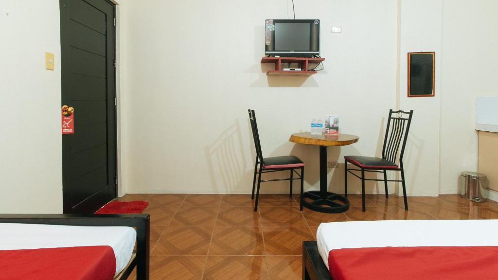TV a/nebo společenská místnost v ubytování RedDoorz @ FDB Homes Nueva Ecija