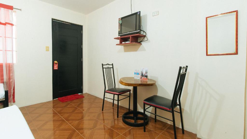 TV a/nebo společenská místnost v ubytování RedDoorz @ FDB Homes Nueva Ecija