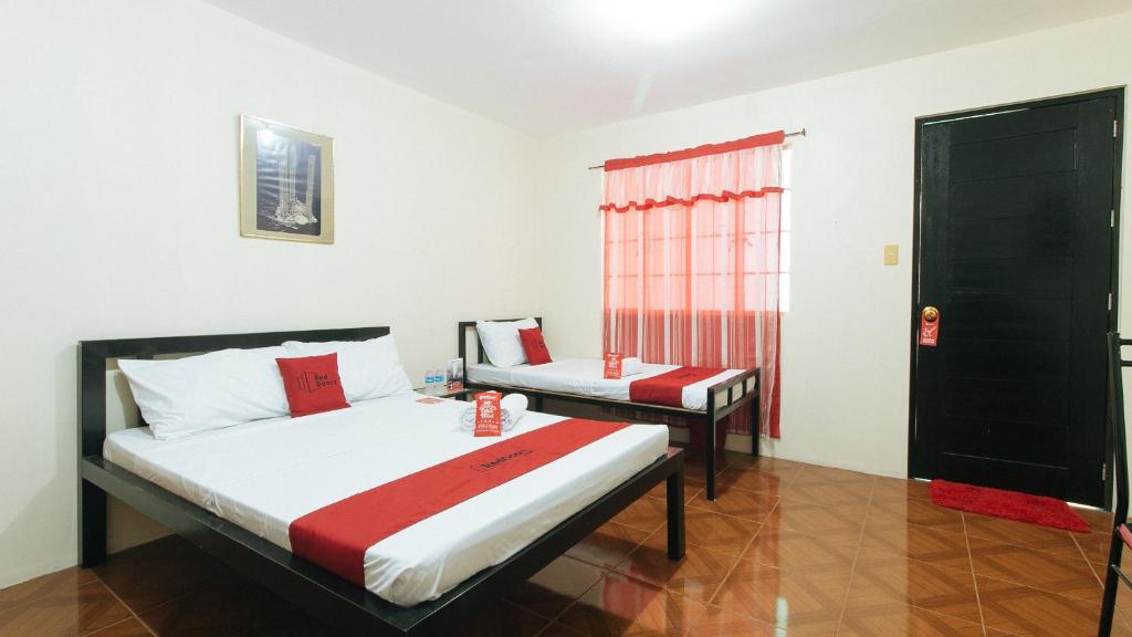 Postel nebo postele na pokoji v ubytování RedDoorz @ FDB Homes Nueva Ecija