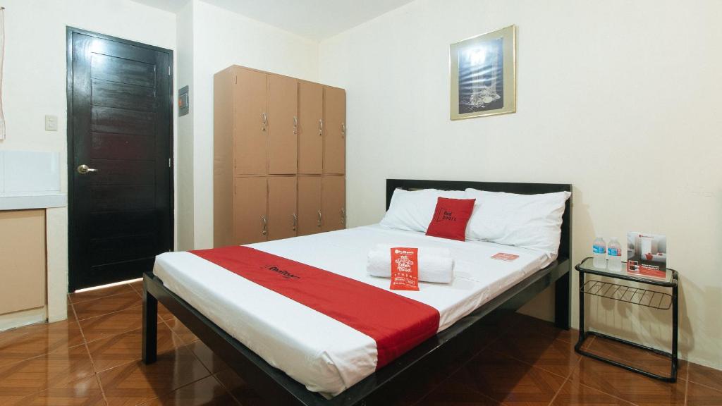 Postel nebo postele na pokoji v ubytování RedDoorz @ FDB Homes Nueva Ecija