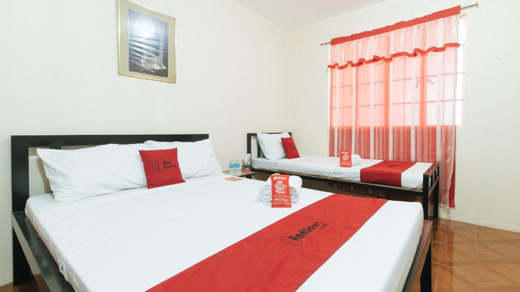Postel nebo postele na pokoji v ubytování RedDoorz @ FDB Homes Nueva Ecija