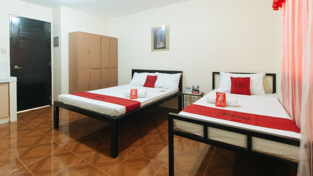 Postel nebo postele na pokoji v ubytování RedDoorz @ FDB Homes Nueva Ecija