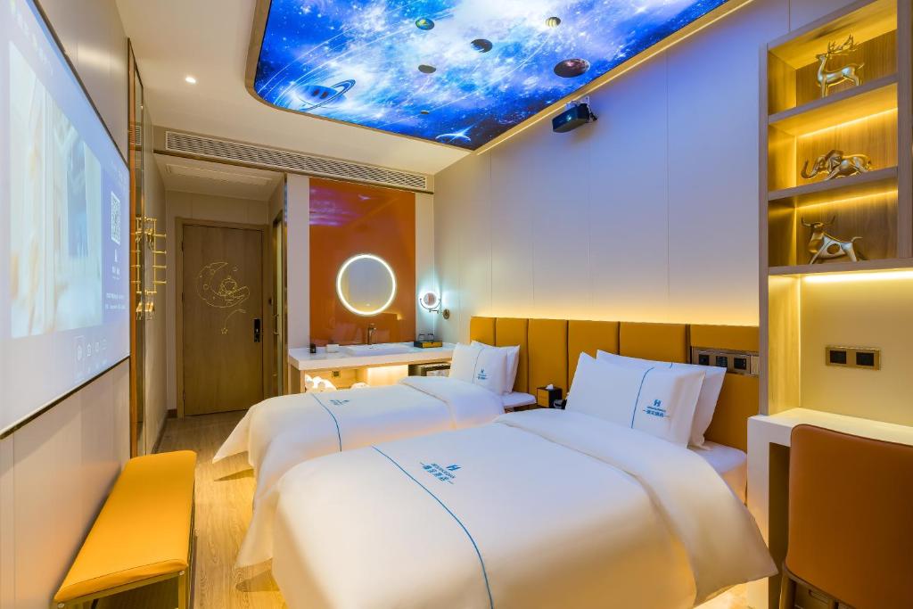Postel nebo postele na pokoji v ubytování Dequan Luxury Hotel National Exhibition Center Wangjing Bridge Branch The subway is right outside the door Coffee, fruits, snacks, a gym and a laundry room are provided for free in the lobby