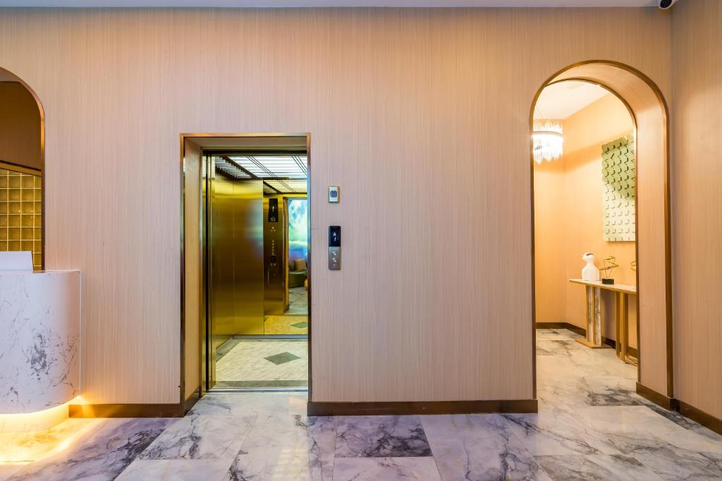 Fotografie z fotogalerie ubytování Dequan Luxury Hotel National Exhibition Center Wangjing Bridge Branch The subway is right outside the door Coffee, fruits, snacks, a gym and a laundry room are provided for free in the lobby v Pekingu