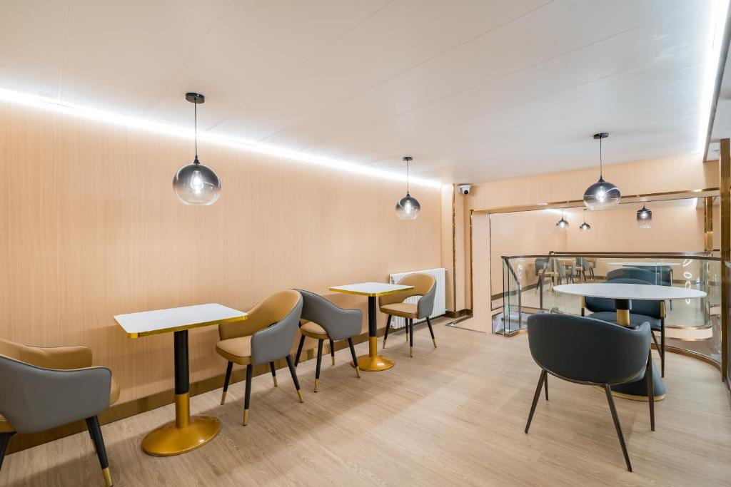 Kuchyň nebo kuchyňský kout v ubytování Dequan Luxury Hotel National Exhibition Center Wangjing Bridge Branch The subway is right outside the door Coffee, fruits, snacks, a gym and a laundry room are provided for free in the lobby