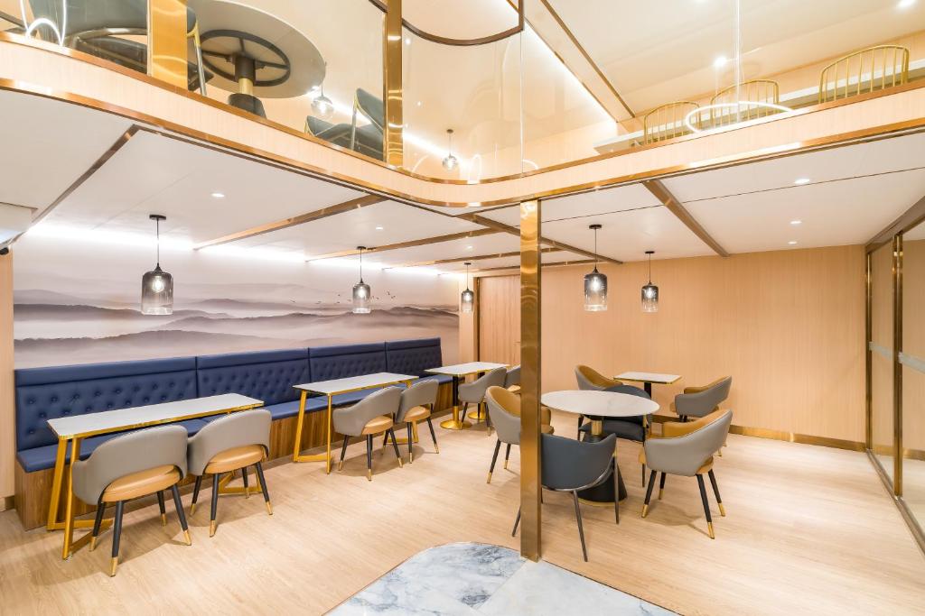 Posezení v ubytování Dequan Luxury Hotel National Exhibition Center Wangjing Bridge Branch The subway is right outside the door Coffee, fruits, snacks, a gym and a laundry room are provided for free in the lobby