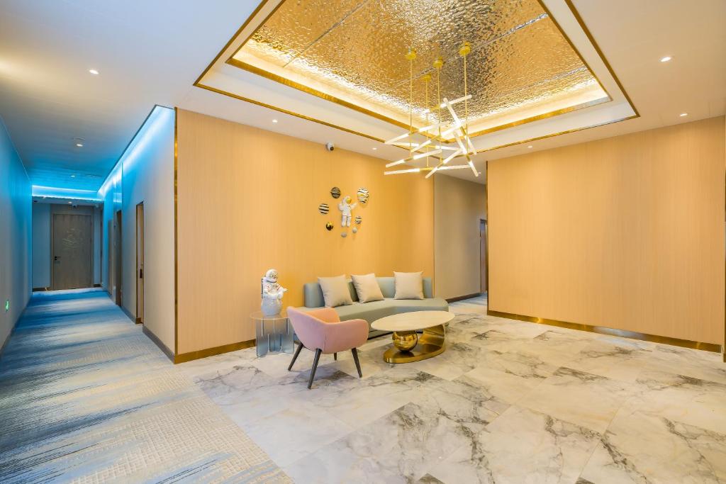 Posezení v ubytování Dequan Luxury Hotel National Exhibition Center Wangjing Bridge Branch The subway is right outside the door Coffee, fruits, snacks, a gym and a laundry room are provided for free in the lobby