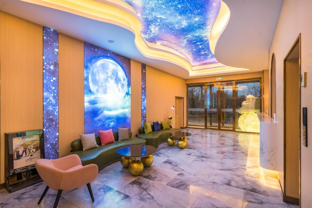 TV a/nebo společenská místnost v ubytování Dequan Luxury Hotel National Exhibition Center Wangjing Bridge Branch The subway is right outside the door Coffee, fruits, snacks, a gym and a laundry room are provided for free in the lobby