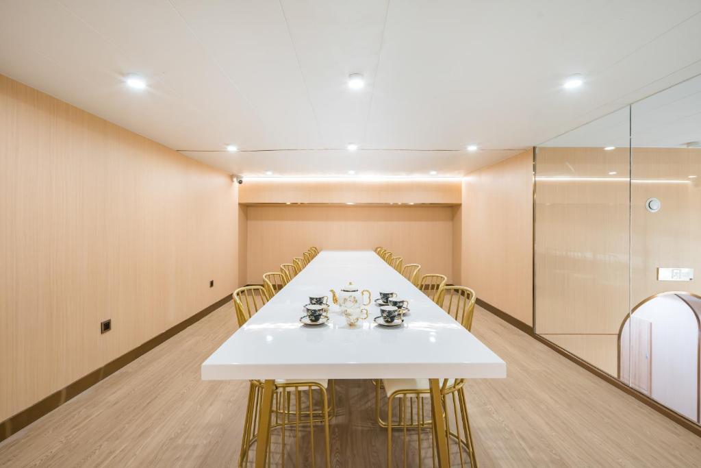 Fotografie z fotogalerie ubytování Dequan Luxury Hotel National Exhibition Center Wangjing Bridge Branch The subway is right outside the door Coffee, fruits, snacks, a gym and a laundry room are provided for free in the lobby v Pekingu