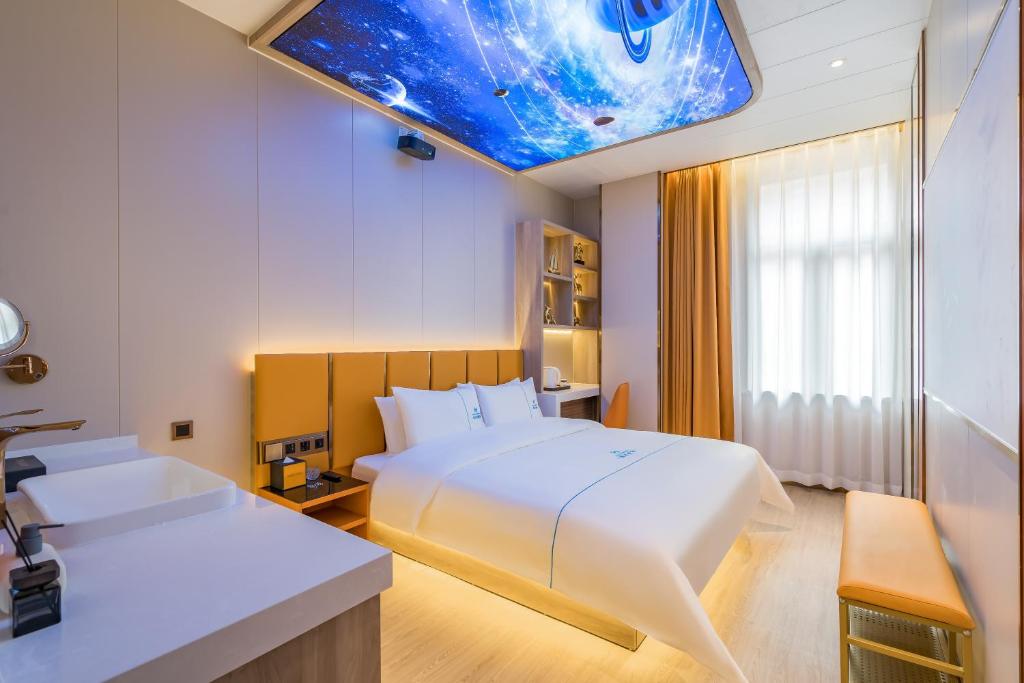 Postel nebo postele na pokoji v ubytování Dequan Luxury Hotel National Exhibition Center Wangjing Bridge Branch The subway is right outside the door Coffee, fruits, snacks, a gym and a laundry room are provided for free in the lobby