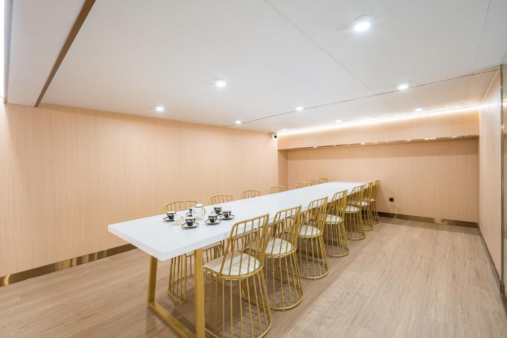 Fotografie z fotogalerie ubytování Dequan Luxury Hotel National Exhibition Center Wangjing Bridge Branch The subway is right outside the door Coffee, fruits, snacks, a gym and a laundry room are provided for free in the lobby v Pekingu