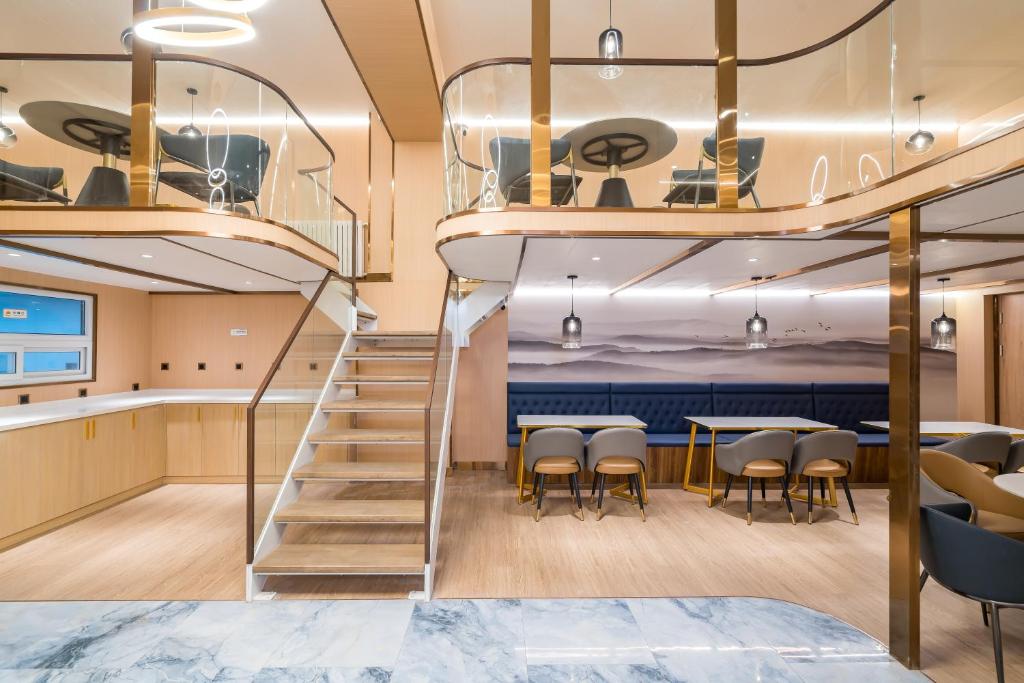 Posezení v ubytování Dequan Luxury Hotel National Exhibition Center Wangjing Bridge Branch The subway is right outside the door Coffee, fruits, snacks, a gym and a laundry room are provided for free in the lobby