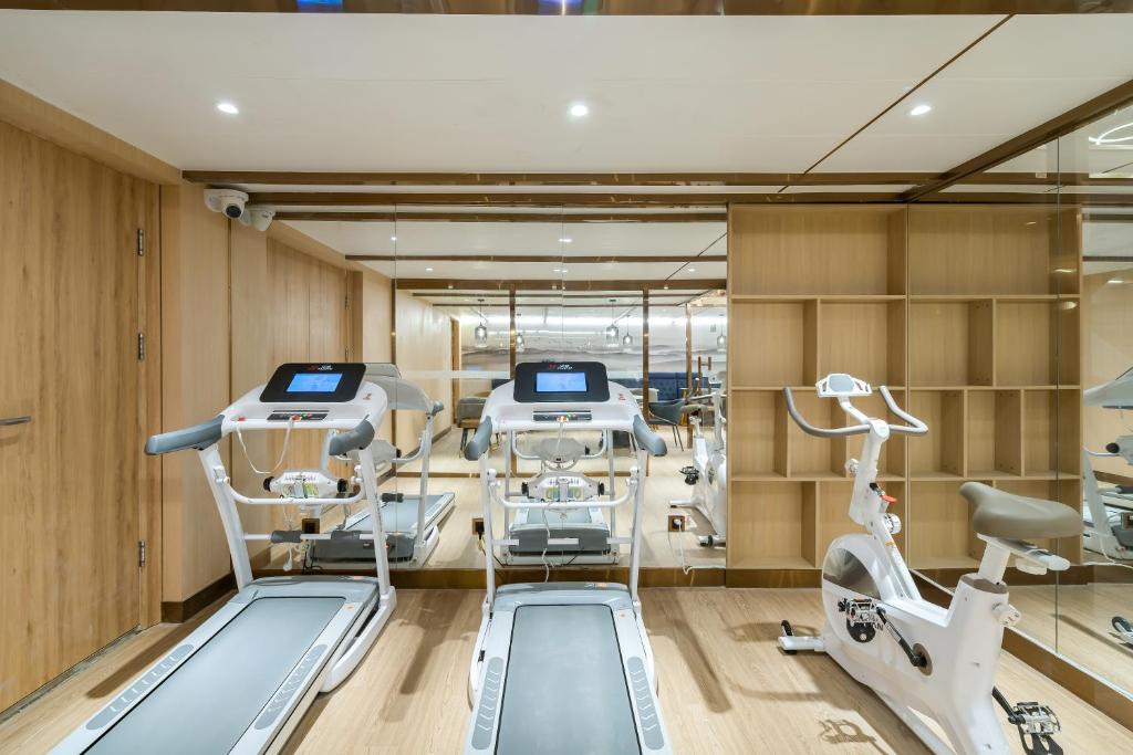 Fitness centrum a/nebo fitness zařízení v ubytování Dequan Luxury Hotel National Exhibition Center Wangjing Bridge Branch The subway is right outside the door Coffee, fruits, snacks, a gym and a laundry room are provided for free in the lobby
