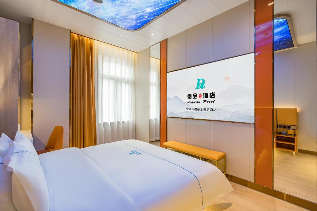 Postel nebo postele na pokoji v ubytování Dequan Luxury Hotel National Exhibition Center Wangjing Bridge Branch The subway is right outside the door Coffee, fruits, snacks, a gym and a laundry room are provided for free in the lobby