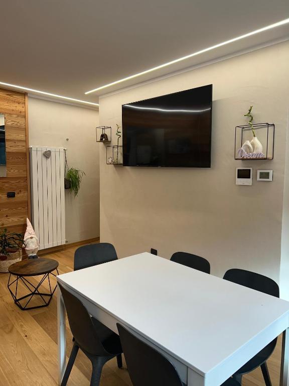 TV a/nebo společenská místnost v ubytování Residenze Vezza - Il Larice -