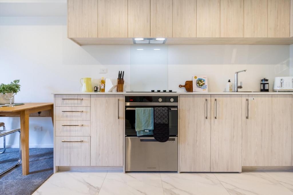 Spacious Ground-Level Studio in Central Location - Resim 14