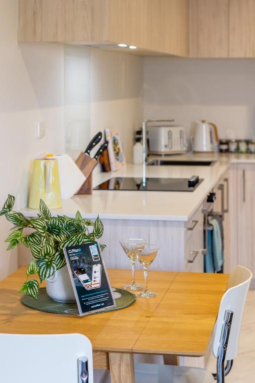 Spacious Ground-Level Studio in Central Location - Resim 13