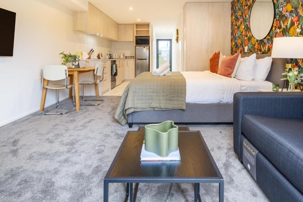 Spacious Ground-Level Studio in Central Location - Resim 2