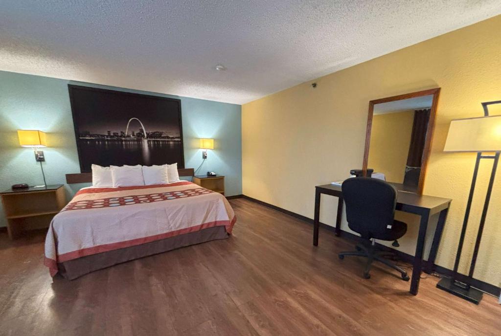 Super 8 by Wyndham O'Fallon - Deluxe King Studio Suite - Non-Smoking