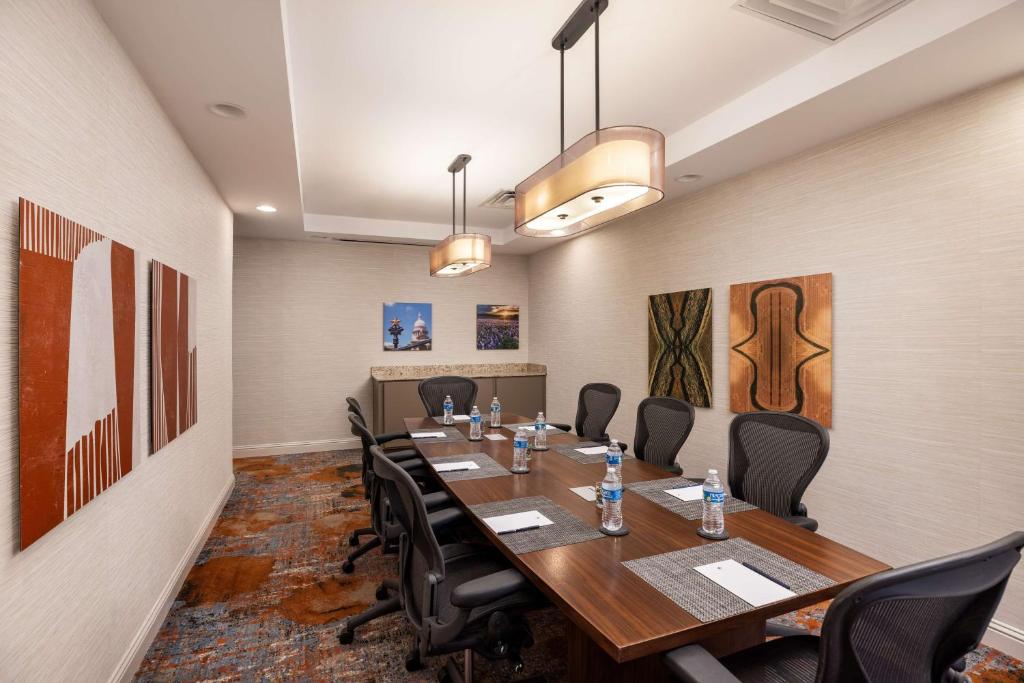 DoubleTree Suites by Hilton Austin Downtown Capitol photo