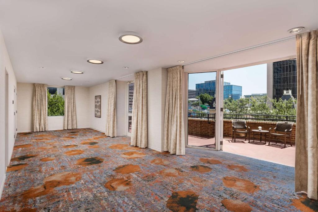 DoubleTree Suites by Hilton Austin Downtown Capitol photo