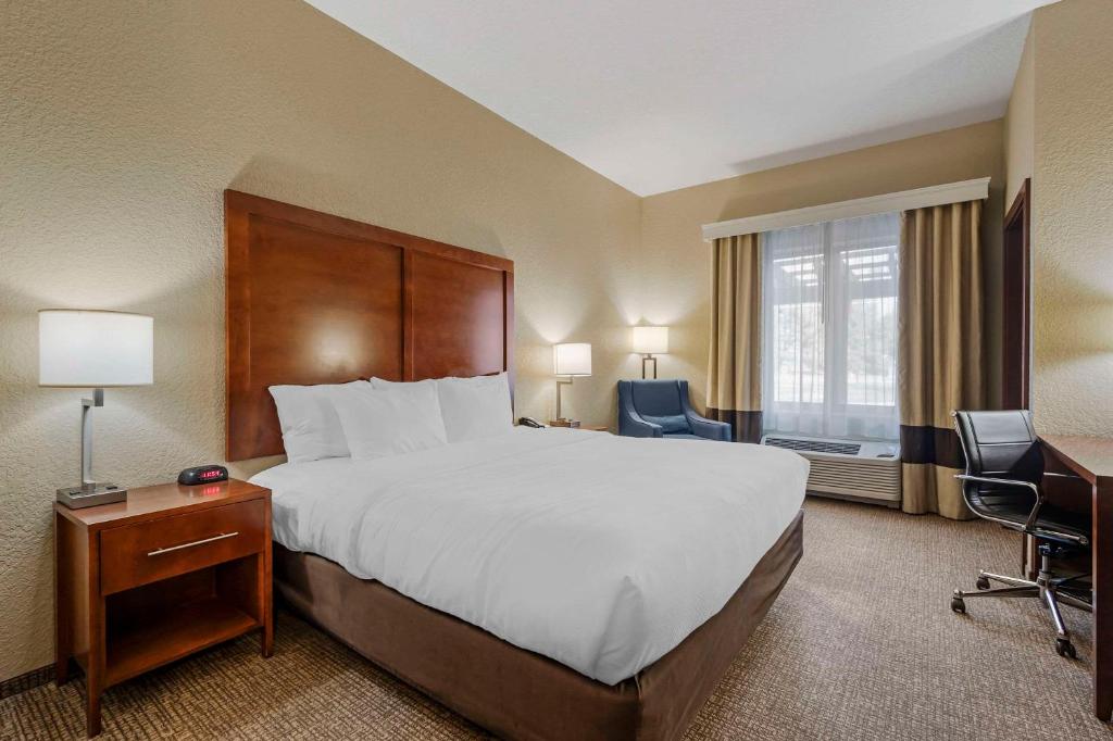 Postel nebo postele na pokoji v ubytování Comfort Inn & Suites