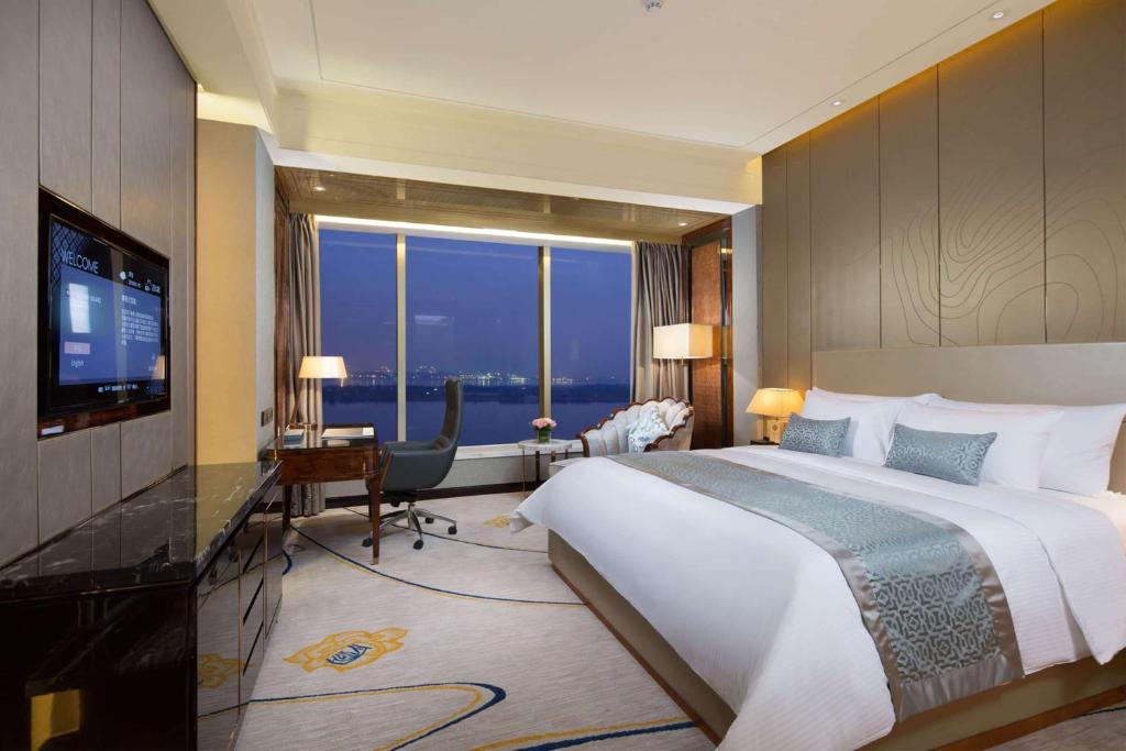 Postel nebo postele na pokoji v ubytování Wyndham Grand Foshan Gaoming