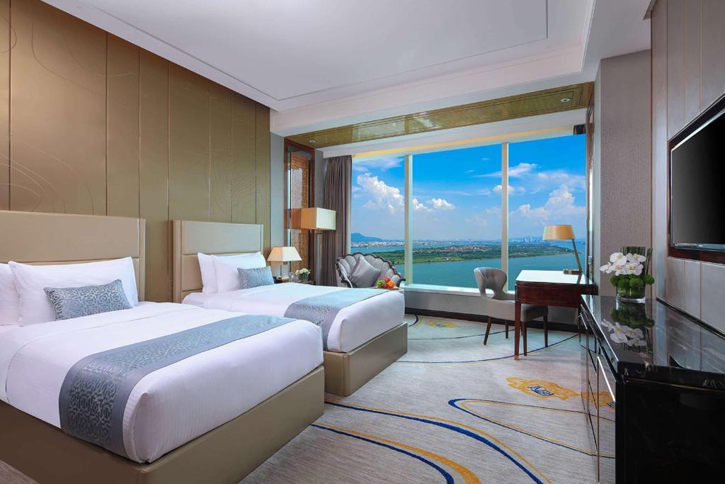 Postel nebo postele na pokoji v ubytování Wyndham Grand Foshan Gaoming