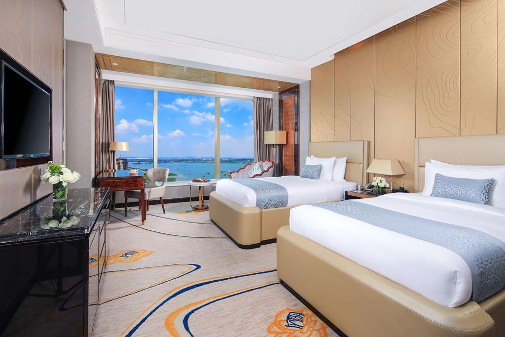 Postel nebo postele na pokoji v ubytování Wyndham Grand Foshan Gaoming