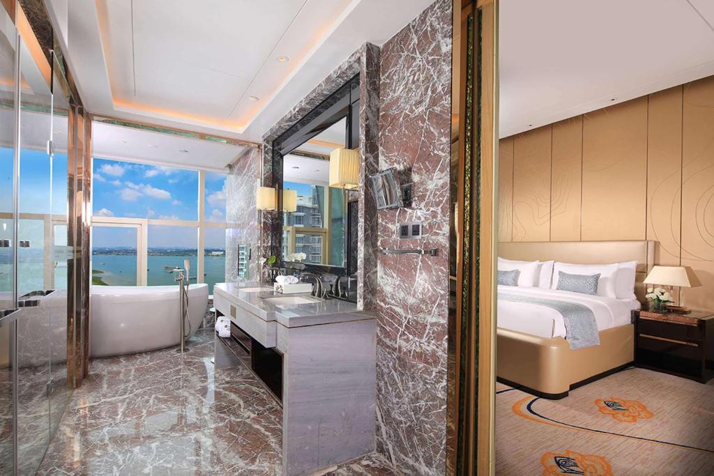 Postel nebo postele na pokoji v ubytování Wyndham Grand Foshan Gaoming