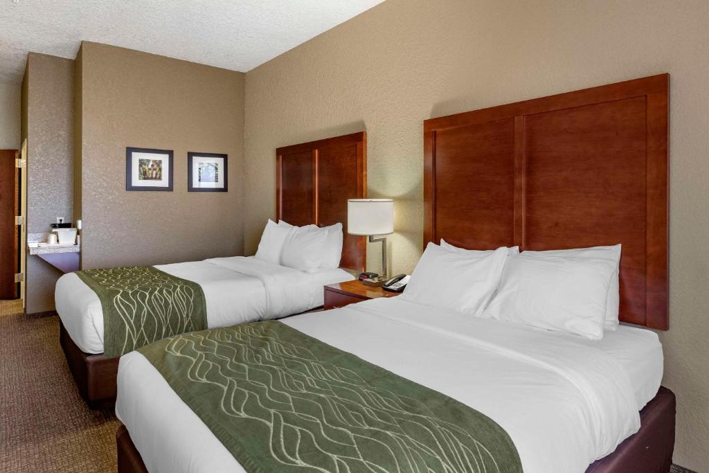 Postel nebo postele na pokoji v ubytování Comfort Inn & Suites
