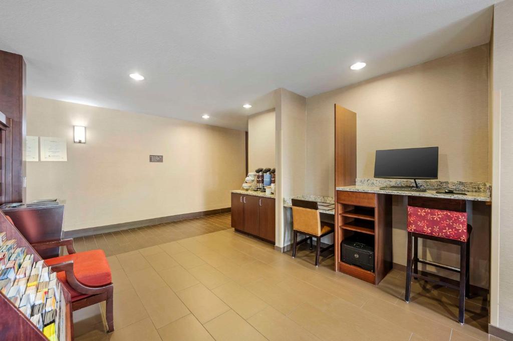 TV a/nebo společenská místnost v ubytování Comfort Inn & Suites