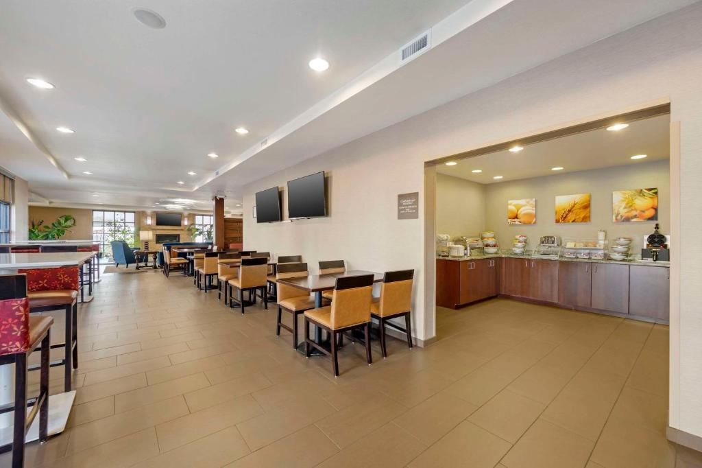 TV a/nebo společenská místnost v ubytování Comfort Inn & Suites