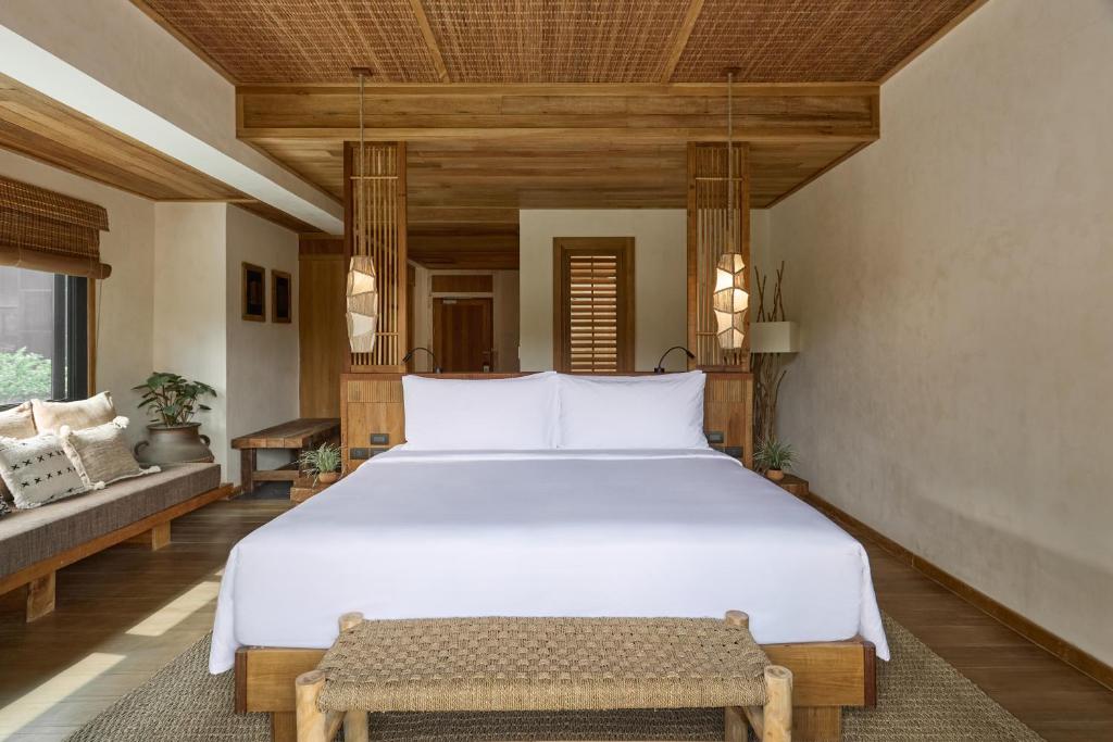 Postel nebo postele na pokoji v ubytování Vignette Collection Dinso Resort & Villas Ko Chang by IHG