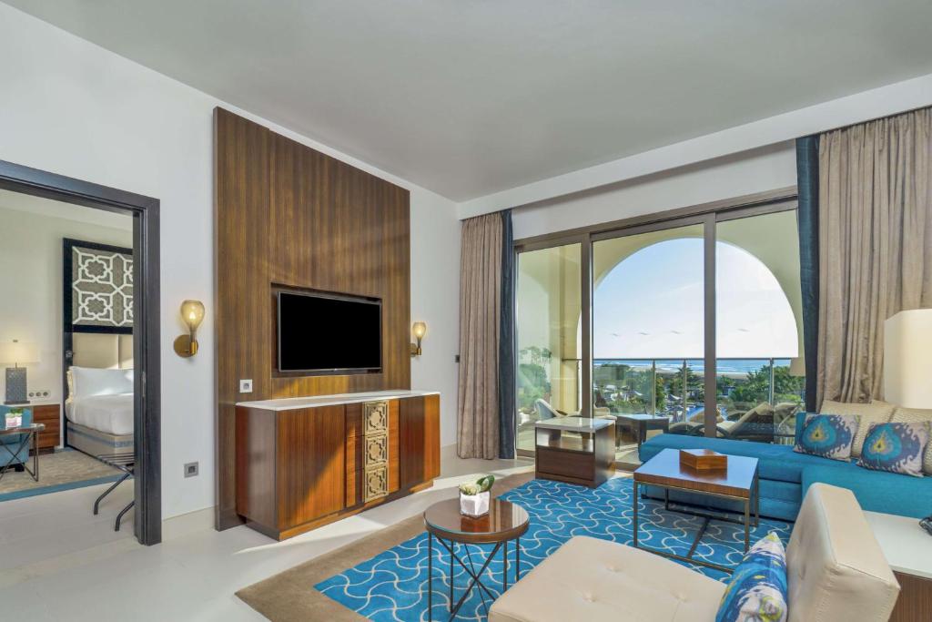 TV a/nebo společenská místnost v ubytování Hilton Tangier Al Houara Resort & Spa