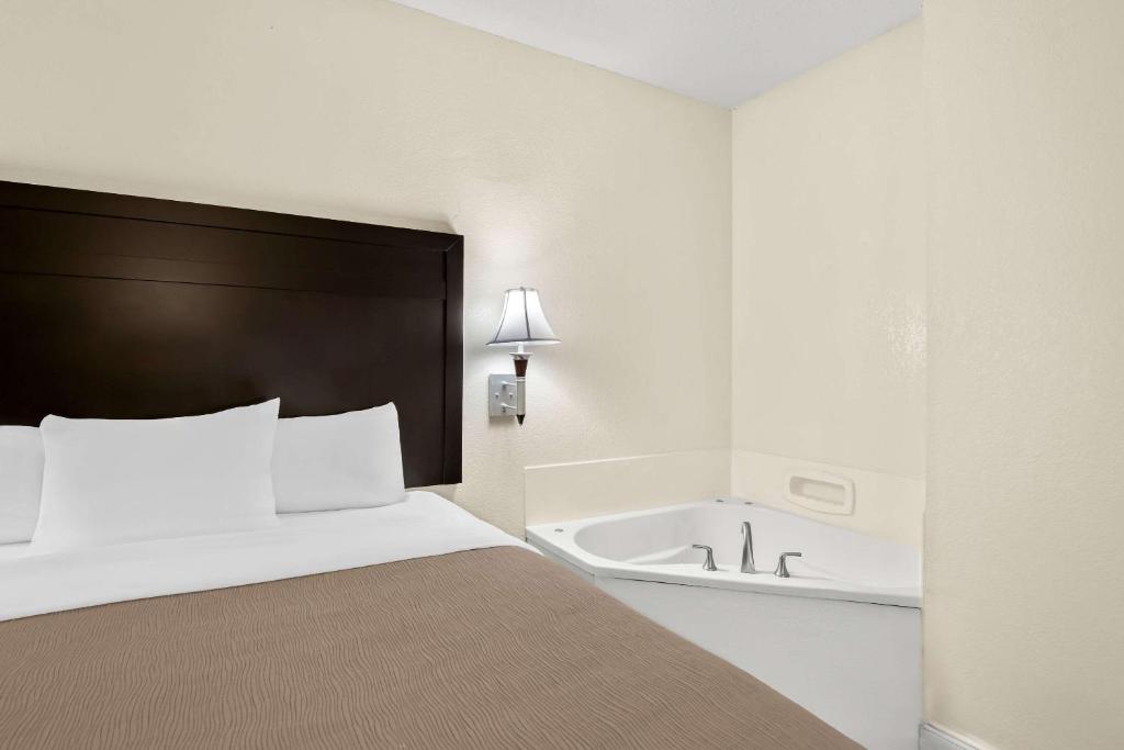 Quality Inn & Suites Lafayette - Suite Mit Kingsize-Bett