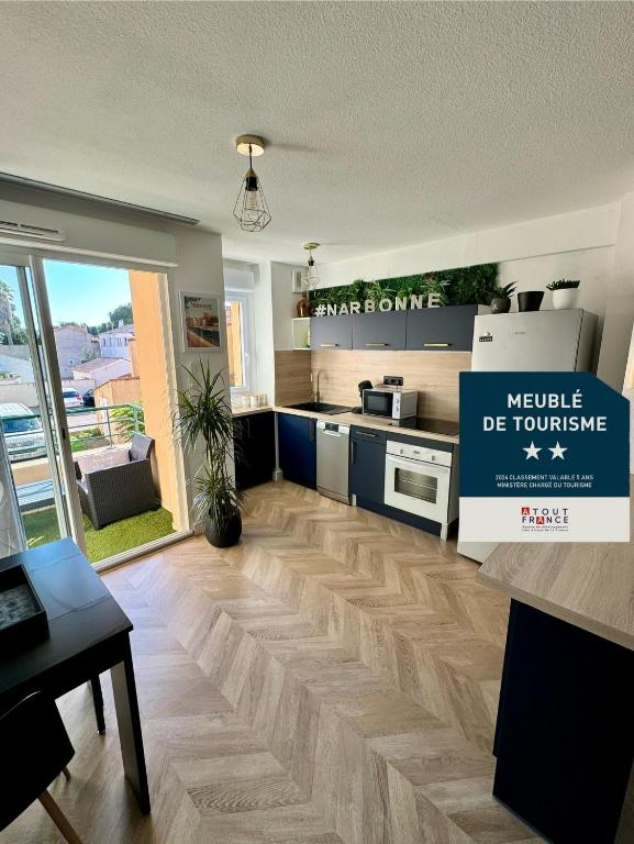 - une cuisine dotée de parquet dans l'établissement Narb'home, Cosy , Parking, Balcon, à Narbonne