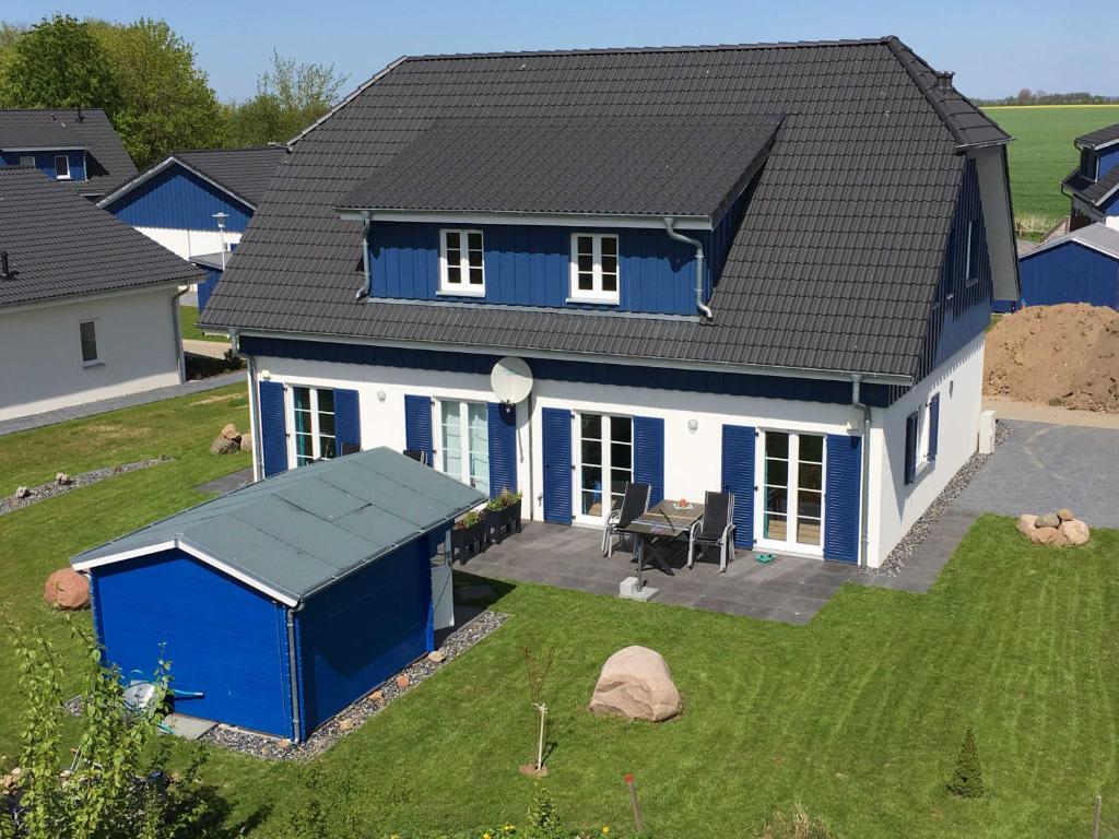 een luchtzicht op een blauw-wit huis bij Ferienhaus Meerjungfrau in Altefähr