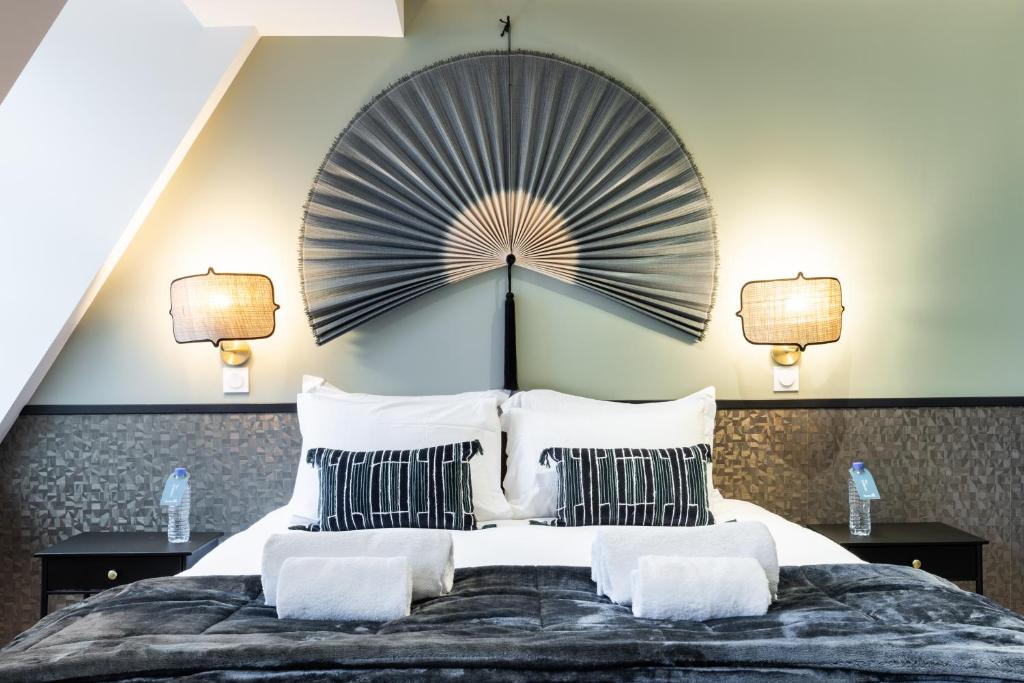 une chambre avec un grand lit avec deux lampes dans l'établissement Sweett - Atelier Bastille, à Paris