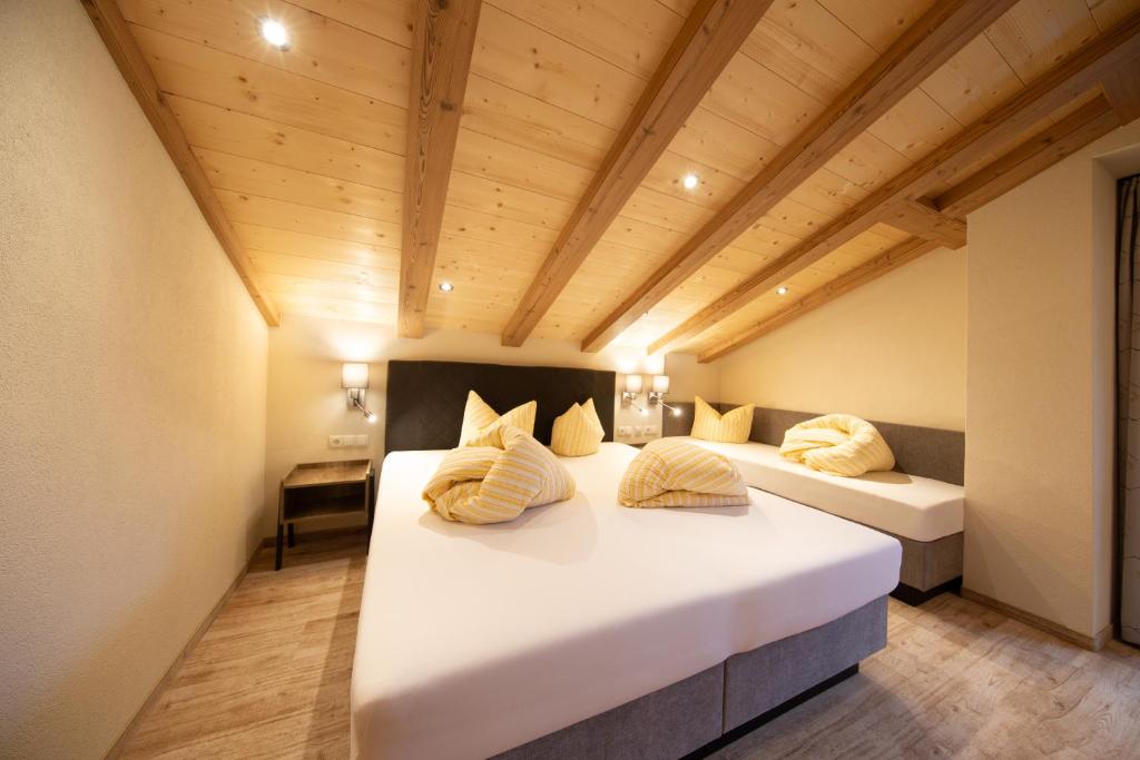 Postel nebo postele na pokoji v ubytování Hotel Garni Schönblick