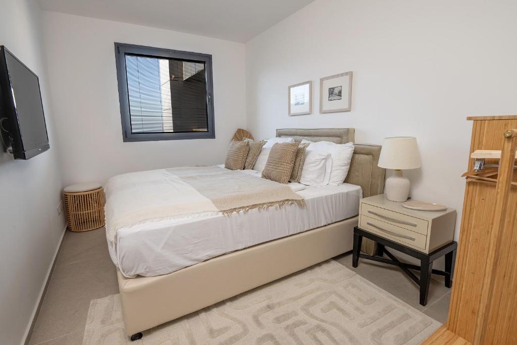 Postel nebo postele na pokoji v ubytování Cape Dor luxury apartments Haifa
