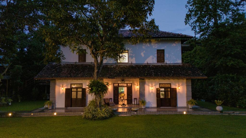 O grădină în afara The Oya by Arunalu Leisure