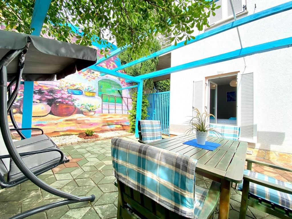 Patio alebo iná vonkajšia časť ubytovania Apartment Didi with private garden, close to the Krk center