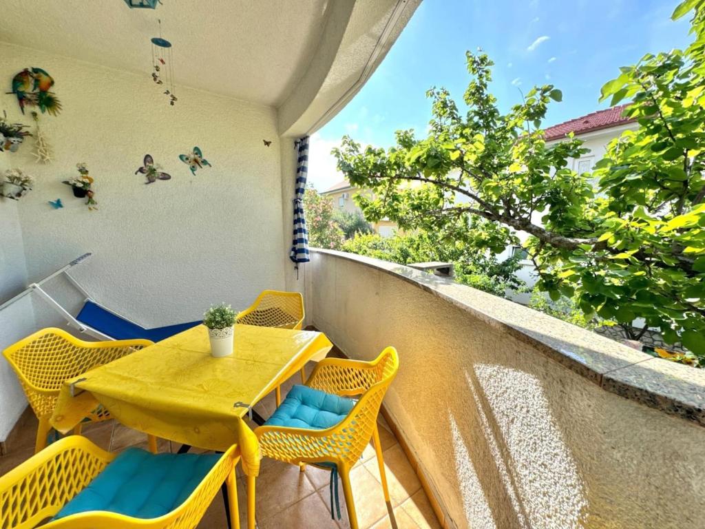 Posedenie v ubytovaní Apartment Didi with private garden, close to the Krk center