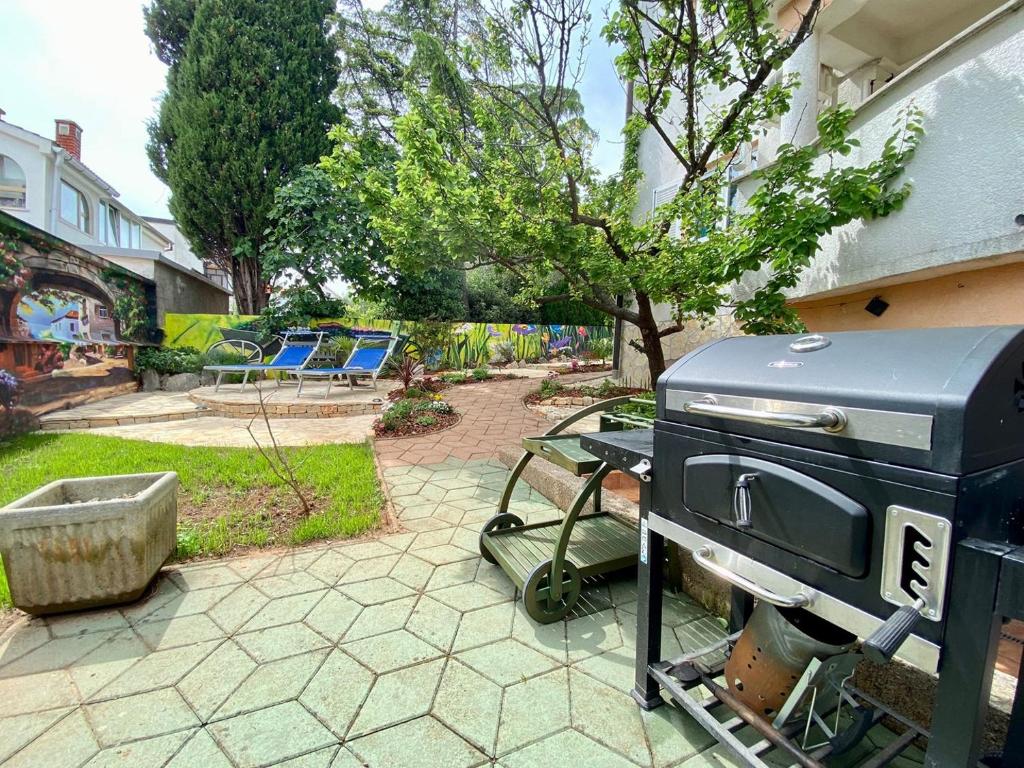 Vonkajšia záhrada v ubytovaní Apartment Didi with private garden, close to the Krk center