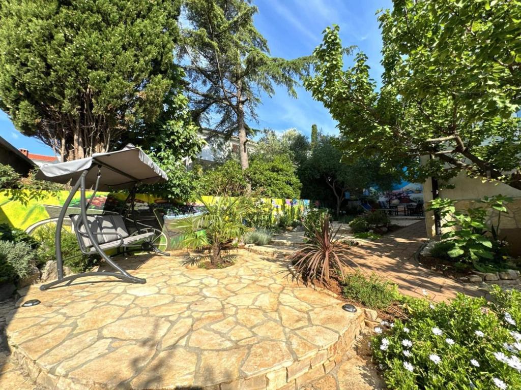 Vonkajšia záhrada v ubytovaní Apartment Didi with private garden, close to the Krk center