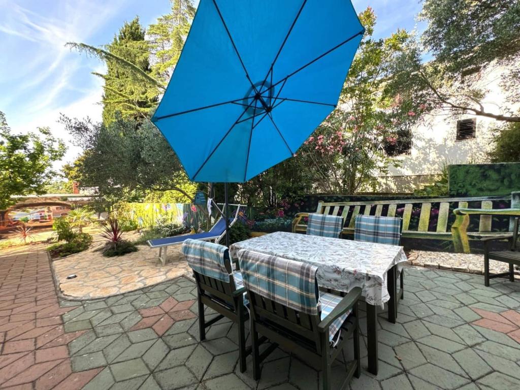 Vonkajšia záhrada v ubytovaní Apartment Didi with private garden, close to the Krk center