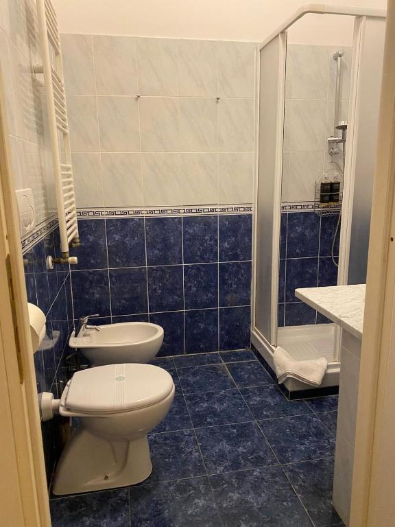 A bathroom at Domus Prati